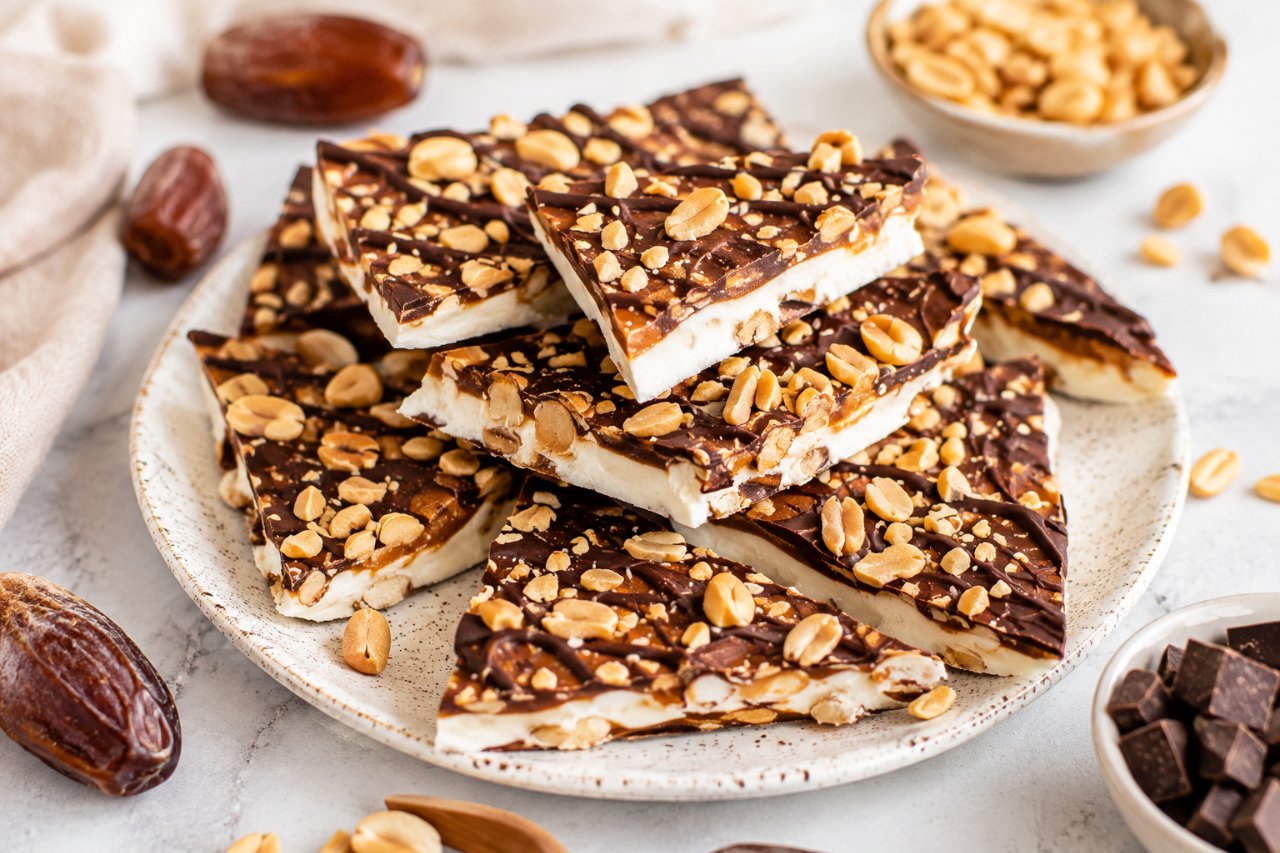 Frozen de dattes bark façon Snickers (version protéinée)
